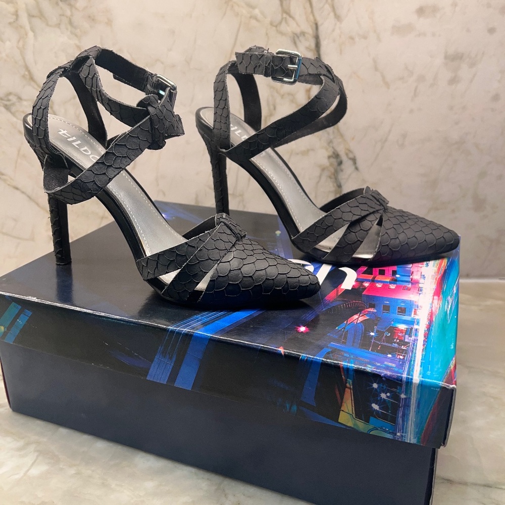 Tildon Black Pointed Toe Heels Size 7.5M